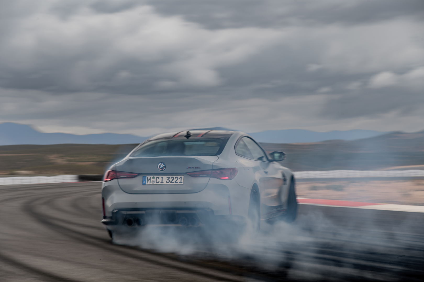 SMALL_P90461716_highRes_the-new-bmw-m4-csl-o